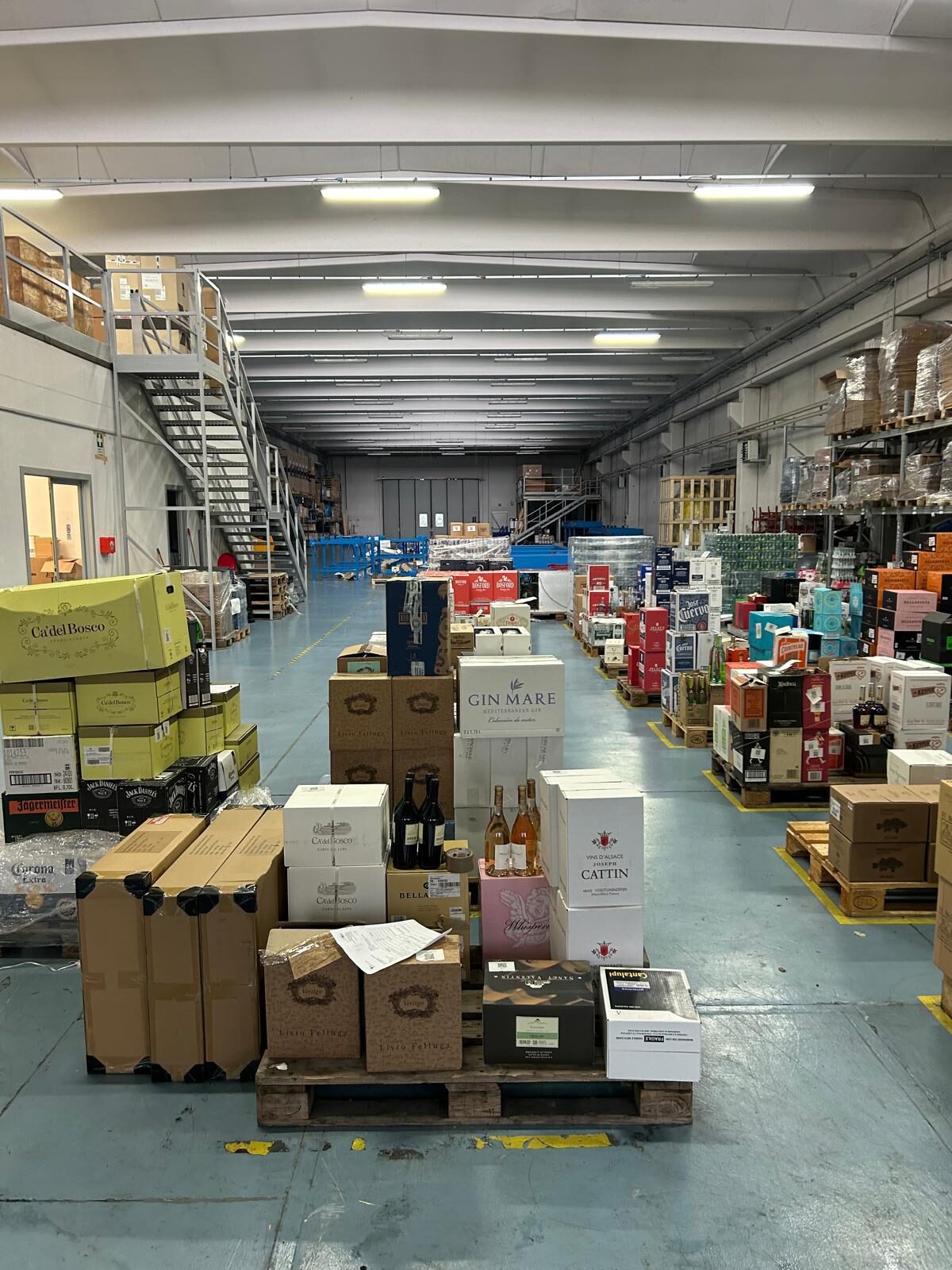 Area inbound del magazzino DrinkMe con merce in ingresso su pallet