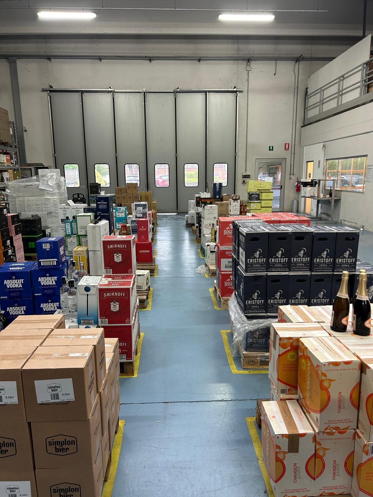 Corsia di uscita del magazzino DrinkMe pronta per le spedizioni