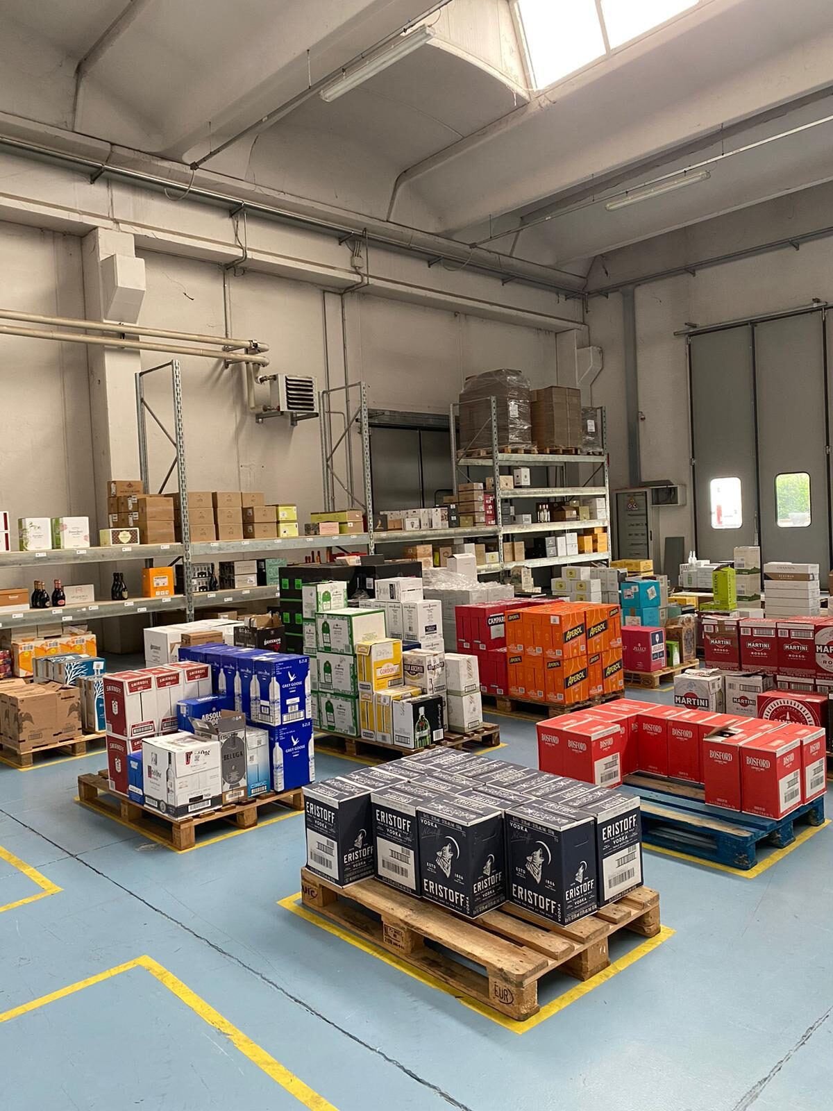 Pallet e scaffali ordinati nel magazzino DrinkMe 3PL