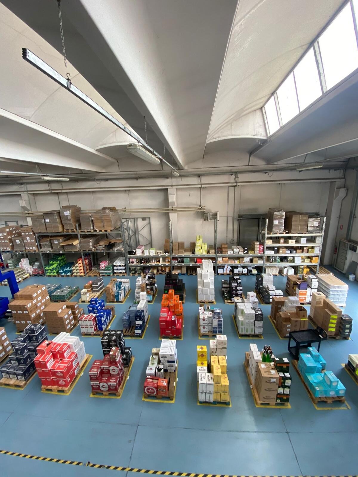 Magazzino DrinkMe 3PL con pallet e scaffalature organizzate